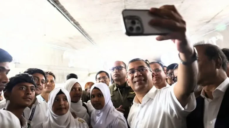 সংসদে প্রধানমন্ত্রী তারেক রহমানের সঙ্গে সেলফি তুলল কুমিল্লার শিক্ষার্থীরা