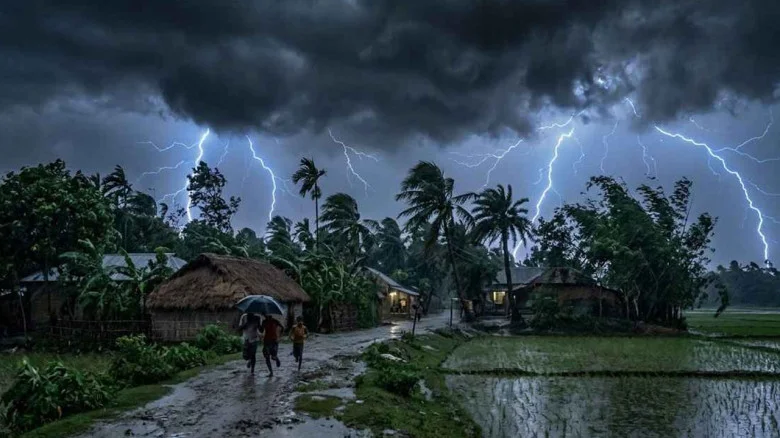 কালবৈশাখী ঝড় ও বৃষ্টির সময়কার গ্রামীণ পরিবেশের দৃশ্য।