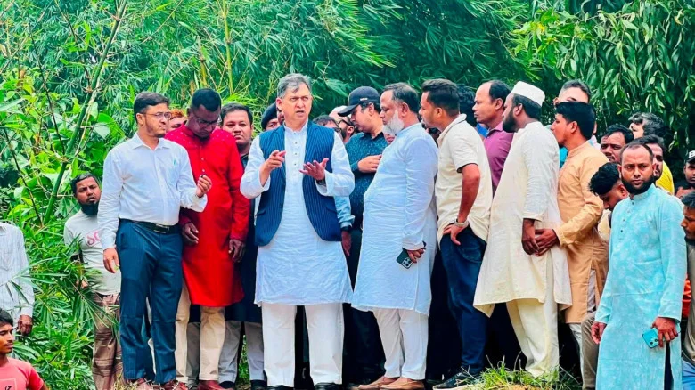 বন্যাদুর্গত মানুষের পাশে স্বরাষ্ট্রমন্ত্রী: চকরিয়ায় ত্রাণ বিতরণ ও পরিস্থিতি পর্যবেক্ষণ