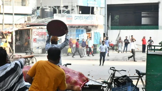 ইসলামী ব্যাংকের সামনে চাকরিচ্যুত ও গ্রাহক ফোরামের সংঘর্ষ, আহত ৫৫