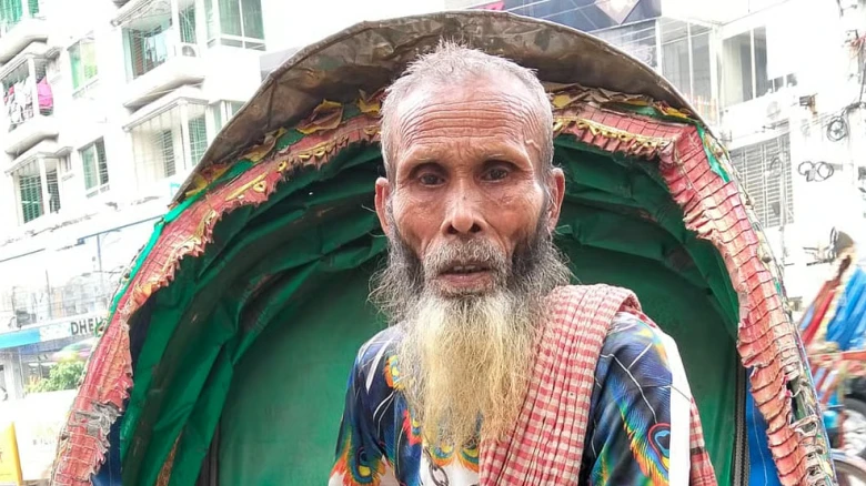 না খেয়ে দিন কাটছে ৯০ বছরের রিকশাচালক শাহজাহানের পরিবারের
