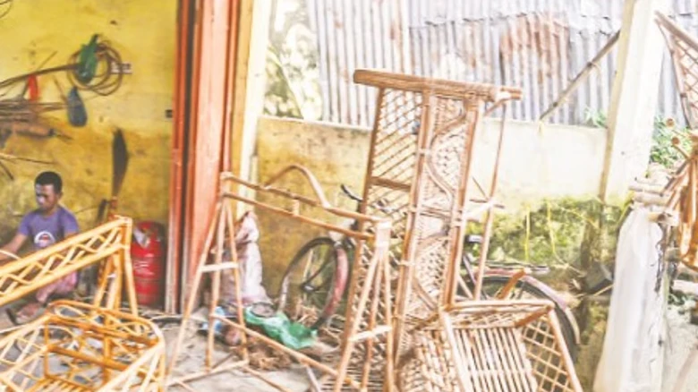 প্লাস্টিকের ভিড়ে বিলুপ্তির মুখে মৌলভীবাজারের শতবর্ষী বেতশিল্প