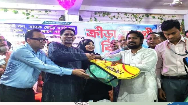 নোয়াখালীতে ৭৫ প্রতিষ্ঠানকে ক্রীড়া সামগ্রী দিলেন এমপি ফখরুল