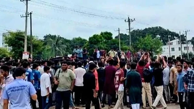 অপ্রতিম হত্যার বিচার দাবিতে ঢাকা-চট্টগ্রাম মহাসড়ক অবরোধ
