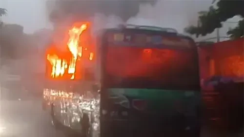 রাজধানীর পল্লবীতে পার্কিং করা বাসে আগুন, হতাহতের খবর নেই
