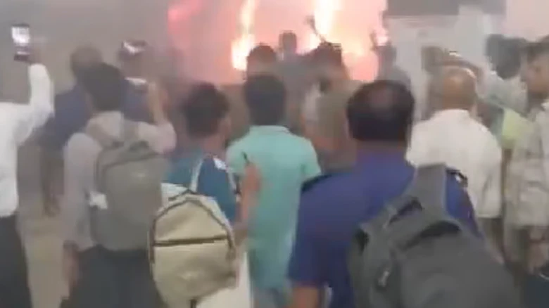 কমলাপুর স্টেশনে হাওর এক্সপ্রেস ট্রেনে আগুন, নিয়ন্ত্রণে ফায়ার সার্ভিস