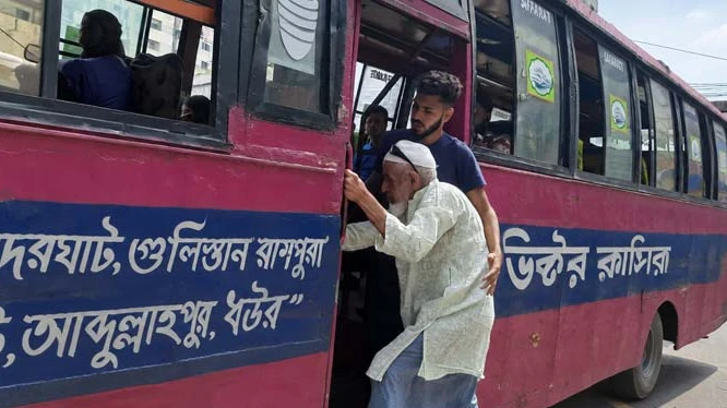 সিদ্ধান্তের আগেই বাসে বাড়তি ভাড়া, ভোগান্তিতে রাজধানীর যাত্রী