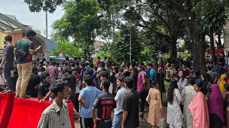 চুয়েটে উপাচার্য পরিবর্তনের প্রতিবাদে শিক্ষার্থীদের কমপ্লিট শাটডাউন
