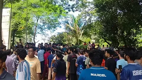 চুয়েটে ফটক আটকে শিক্ষার্থীদের আন্দোলন দ্বিতীয় দিনেও সচল