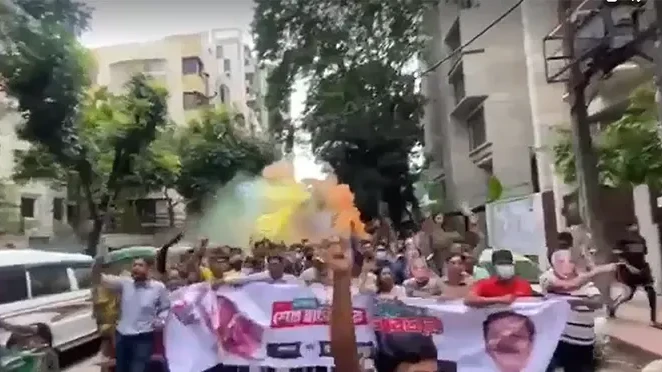 ধানমন্ডিতে নিষিদ্ধ আওয়ামী লীগের মিছিল ও ককটেল বিস্ফোরণ, আটক ৩