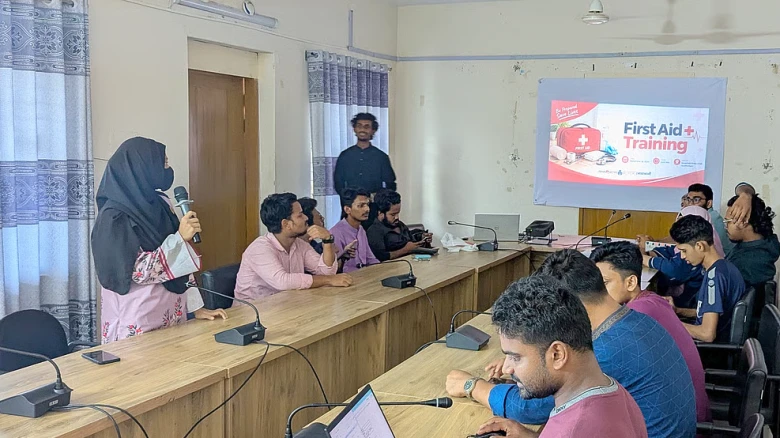 দুর্ঘটনায় প্রাথমিক চিকিৎসা: নোয়াখালীতে বন্ধুসভার বিশেষ প্রশিক্ষণ