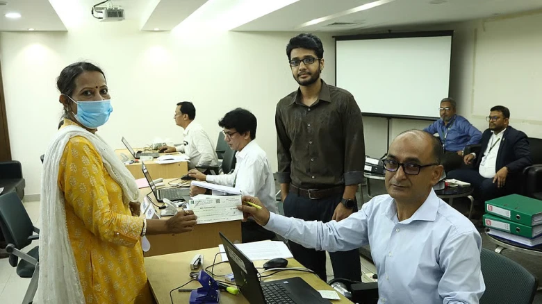 বিনিয়োগকারীদের টাকা ফেরত দিচ্ছে ডিএসই, শুরু হলো চেক বিতরণ