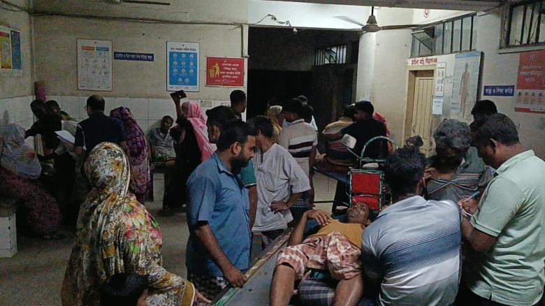 চাঁপাইনবাবগঞ্জে গরুবোঝাই ভটভটি দুর্ঘটনার পর স্থানীয়দের জটলা ও উদ্ধারকাজ।