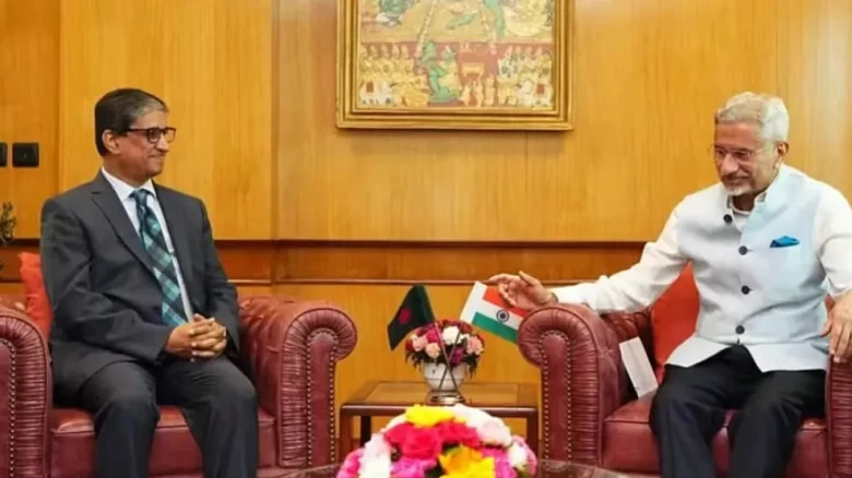 দিল্লিতে ভারতের পররাষ্ট্রমন্ত্রী এস জয়শঙ্করের সঙ্গে বিদায়ী সাক্ষাৎ করছেন বাংলাদেশের হাইকমিশনার এম রিয়াজ হামিদুল্লাহ।