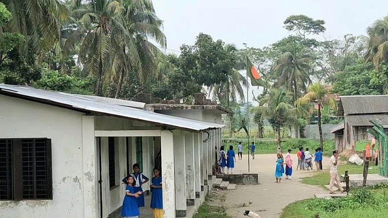বরগুনায় বিদ্যালয়ের নারকেলগাছ থেকে পড়ে আহত শিক্ষার্থীর চিকিৎসাধীন থাকা এবং বিদ্যালয়ের পরিবেশ।