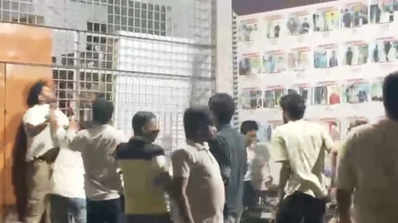 রাজশাহী বিশ্ববিদ্যালয়ে ছাত্রদলের হামলা ও সহিংসতার প্রতিবাদী দৃশ্য।