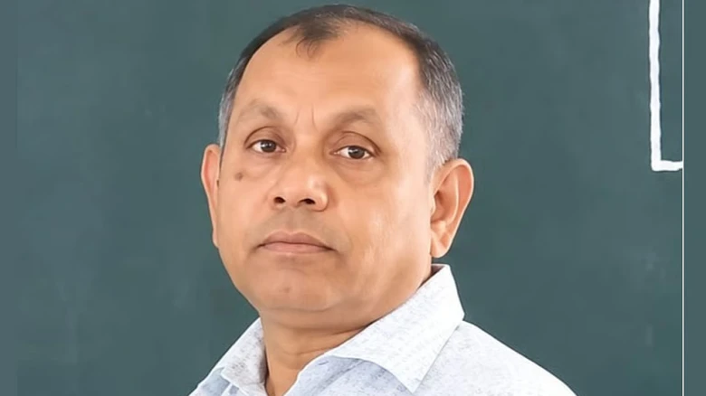 শিক্ষক দিবসে ফুল নিয়ে হঠাৎ মৃত্যুর কোলে ঢলে পড়লেন প্রধান শিক্ষক