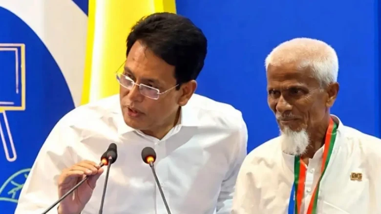 ৫২ বছর এক টাকায় পড়ানো লুৎফুর রহমান পেলেন রাষ্ট্রীয় সম্মাননা