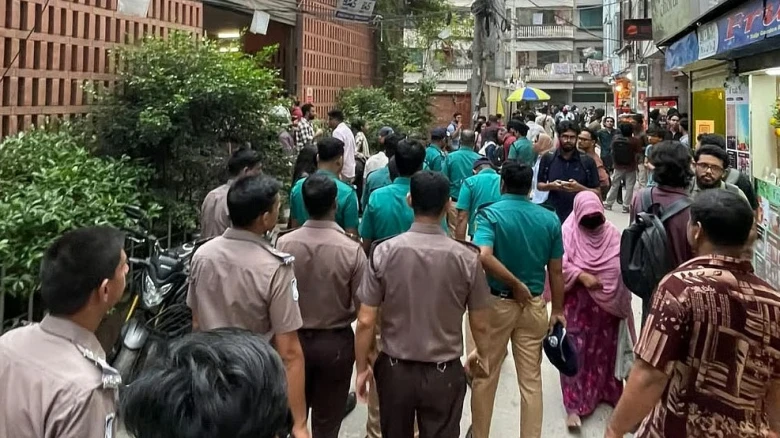 ব্র্যাক বিশ্ববিদ্যালয় ক্যাম্পাসের সামনে পুলিশের নিরাপত্তা জোরদার করা হয়েছে।