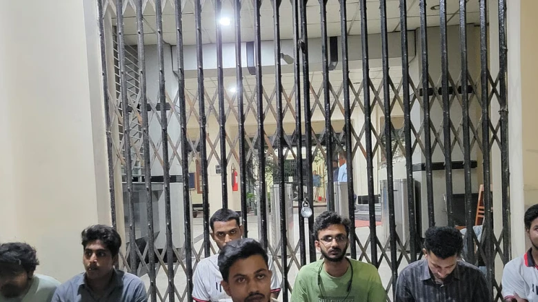 রাবি উপাচার্যকে ৪৫ মিনিট অবরুদ্ধ রেখে সাংবাদিকদের ছয় দফা দাবি