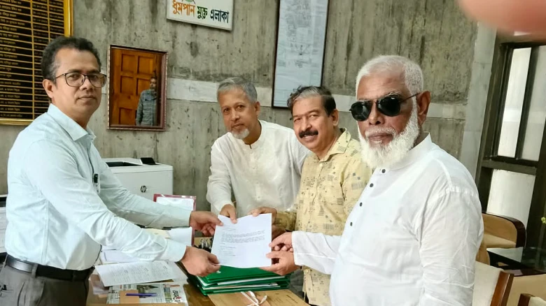 জাতীয় সংসদের স্পিকার বরাবর স্মারকলিপি জমা দেওয়ার পর মানিক মিয়া অ্যাভিনিউয়ে সংবাদ সম্মেলন করেন তিন সংগঠনের নেতারা।
