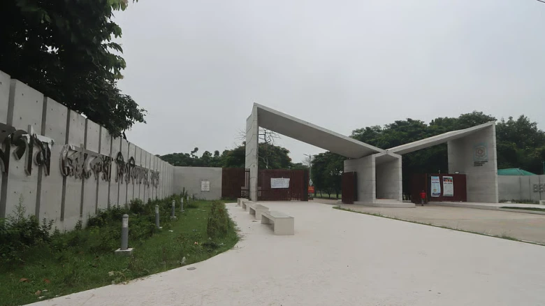 বেগম রোকেয়া বিশ্ববিদ্যালয়ের প্রতিষ্ঠাবার্ষিকীতে তিন ডিন বাদ, শুরু সমালোচনা