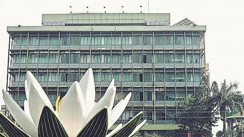 দুর্গাপূজার ছুটির কারণে টানা পাঁচ দিন বন্ধ থাকবে ব্যাংক ও শেয়ারবাজার।
