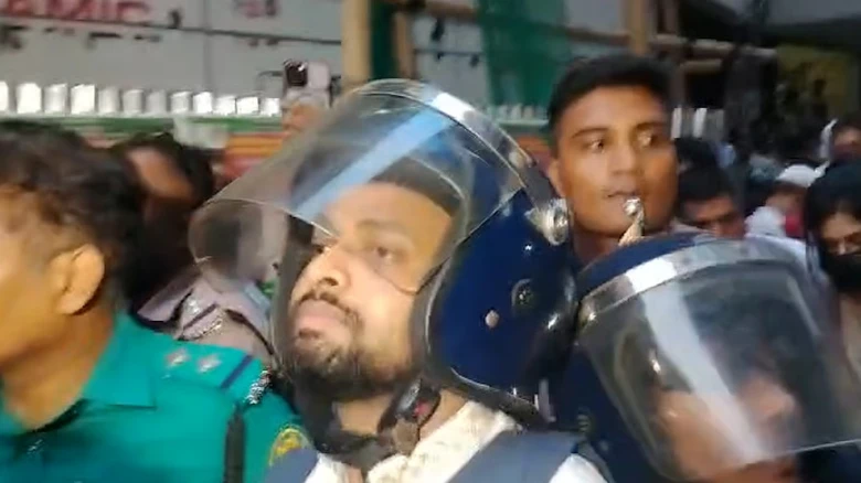রবীন্দ্রনাথ ঠাকুরের গ্রাফিতিতে কালি: আয়াসসহ চারজন রিমান্ডে