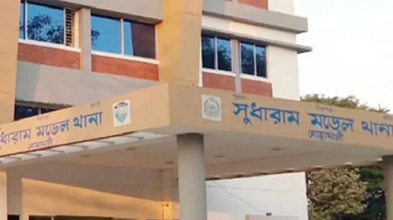 নোয়াখালী সদর উপজেলায় হত্যাকাণ্ডের পর ঘটনাস্থল থেকে আলামত সংগ্রহ ও তদন্ত করছে পুলিশ।