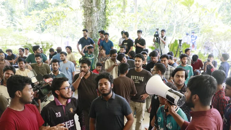 চুয়েটে উপাচার্যকে অবরুদ্ধ করে তালা দিলেন শিক্ষার্থীরা, নতুন ভিসি প্রত্যাখ্যান