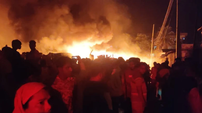 নারায়ণগঞ্জের ফতুল্লায় আগুনে পুড়ে যাওয়া ঝুটের গুদামের এলাকা