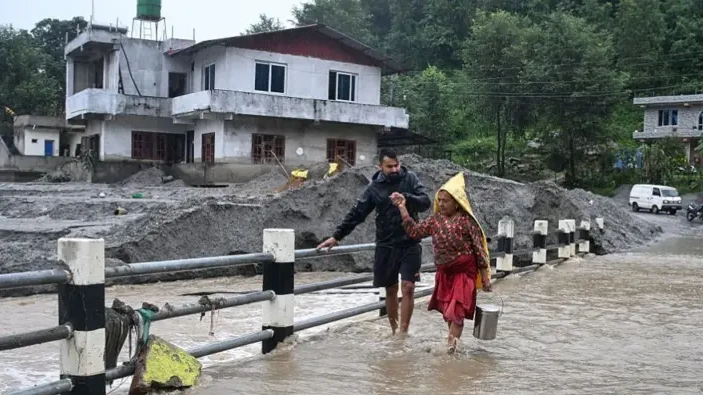 নেপালে আকস্মিক বন্যায় ভেসে গেল ঘরবাড়ি ও সেতু, নিখোঁজ ৫