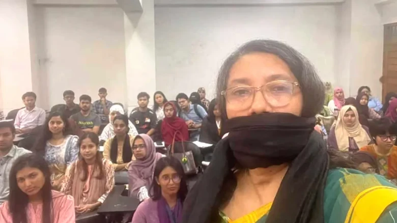 মুখে কালো কাপড় বেঁধে ক্লাস নিলেন ঢাবি অধ্যাপক সামিনা লুৎফা