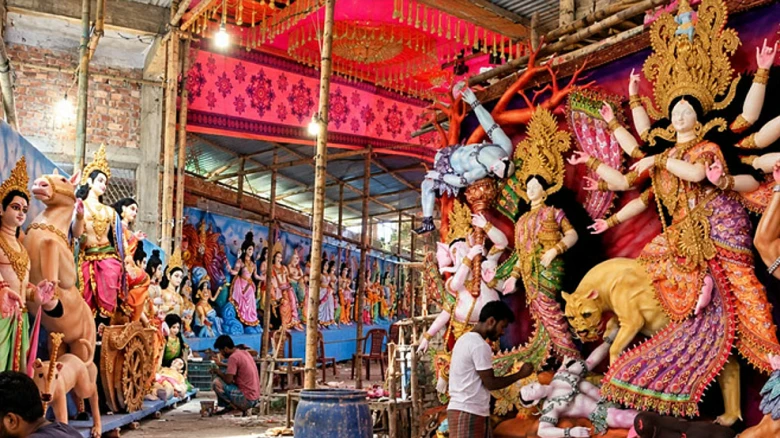 এক মন্দিরে ২০১ প্রতিমা, শেষ মুহূর্তের রংতুলির ছোঁয়া