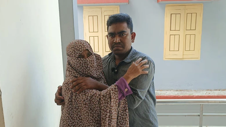 ভুল বুঝতে পেরে মাকে কাছে রাখলেন পাবনার গ্রাম পুলিশ সাগর