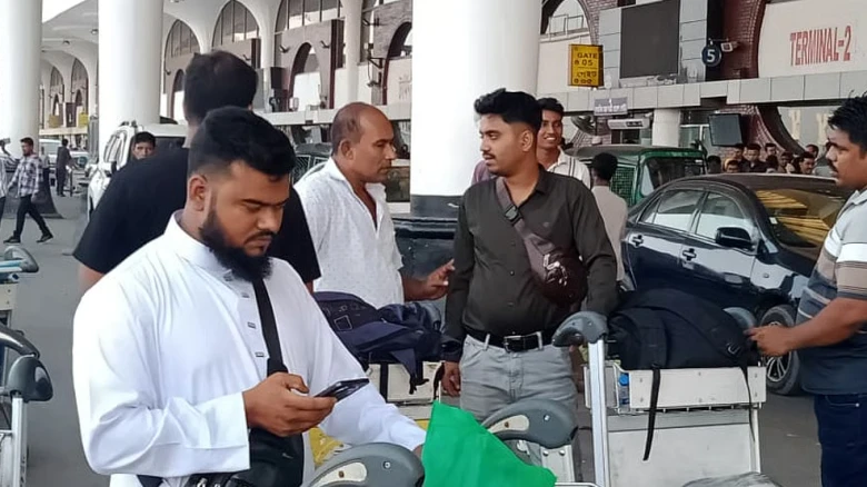 হজরত শাহজালাল আন্তর্জাতিক বিমানবন্দরে ফ্লাইট বাতিলের পর যাত্রীদের ভিড়