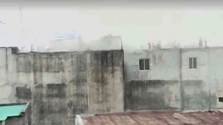 চকবাজারে মার্কেটে লাগা আগুন দুই ঘণ্টায়ও নিয়ন্ত্রণে আসেনি