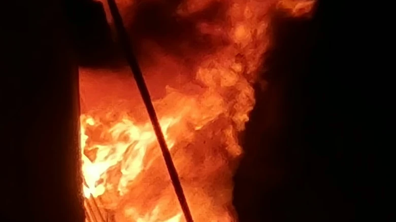 পুরান ঢাকার চকবাজারে আগুন নিয়ন্ত্রণে কাজ করছে ফায়ার সার্ভিসের ইউনিট।