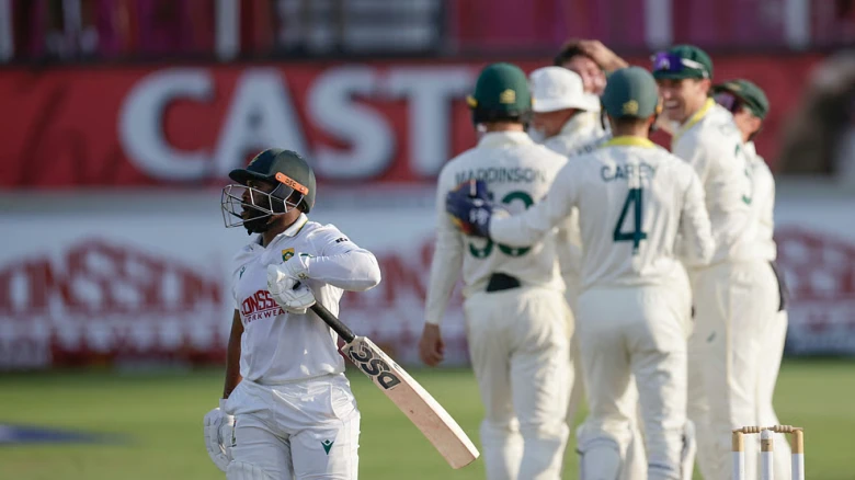 ডারবান টেস্টে অস্ট্রেলিয়ার বিপক্ষে ফিল্ডিং ও ব্যাটিংয়ের একটি মুহূর্ত।