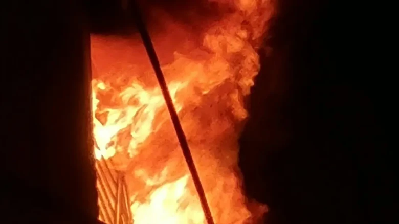 চকবাজারে মনজুর খান প্লাজায় আগুন লাগার পর ঘটনাস্থলে ফায়ার সার্ভিসের গাড়ি ও উদ্ধারকাজ