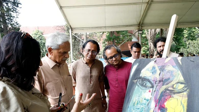 জুলাই গণ-অভ্যুত্থান স্মৃতি জাদুঘরের উদ্যোগে আয়োজিত আর্টক্যাম্পে ছবি আঁকছেন শিল্পীরা।