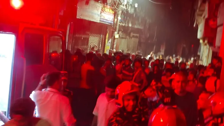 পুরান ঢাকার চকবাজারে মনজুর খান প্লাজায় আগুন নিয়ন্ত্রণে কাজ করছে ফায়ার সার্ভিস