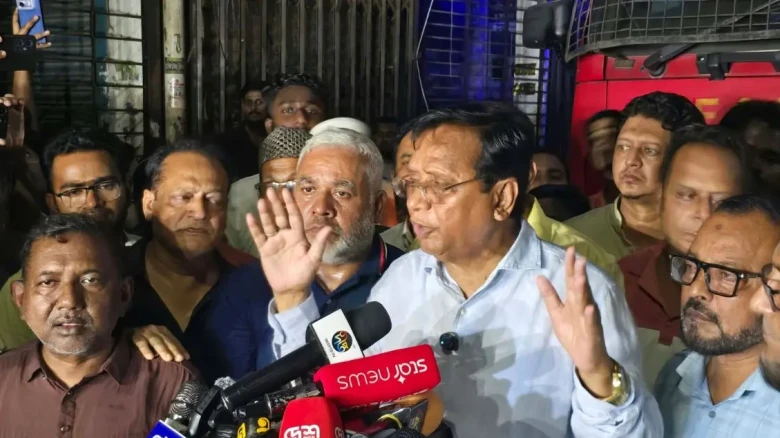 চকবাজারে আগুন লাগার পর ঘটনাস্থলে ফায়ার সার্ভিসের কার্যক্রম ও উপস্থিত জনতা