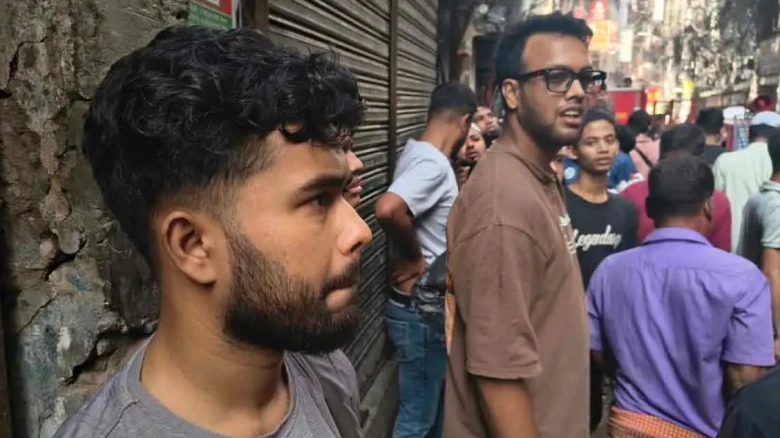 চকবাজারে আগুনে সর্বস্ব হারানোর শঙ্কায় ব্যবসায়ীরা
