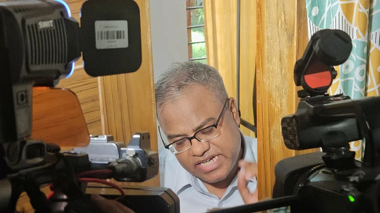 চট্টগ্রাম প্রকৌশল ও প্রযুক্তি বিশ্ববিদ্যালয়ে আন্দোলনরত শিক্ষার্থী ও উপাচার্য ভবন