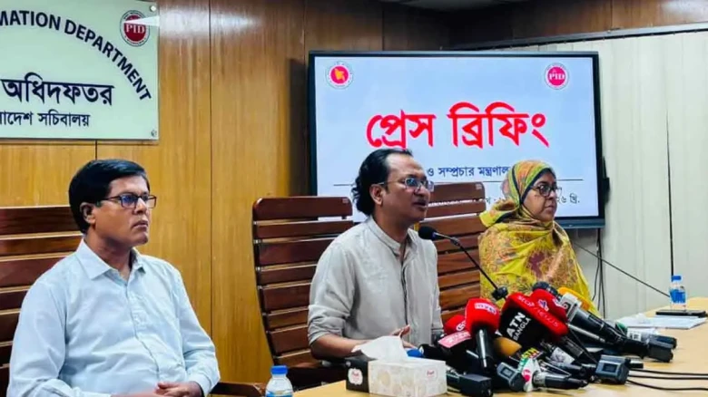 সচিবালয়ে সংবাদ সম্মেলনে বক্তব্য দিচ্ছেন প্রধানমন্ত্রীর তথ্য উপদেষ্টা ডা. জাহেদ উর রহমান।