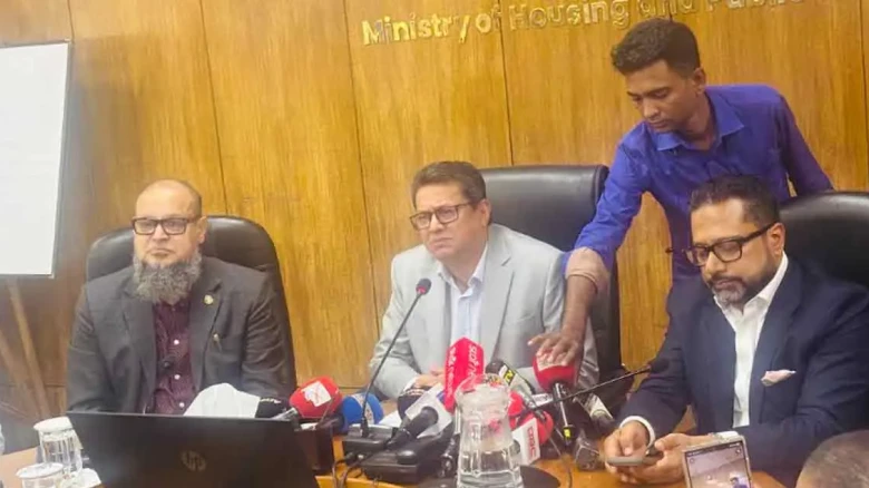 সচিবালয় স্থানান্তরের বিষয়ে সাংবাদিকদের ব্রিফ করছেন গৃহায়ণ ও গণপূর্তমন্ত্রী জাকারিয়া তাহের।