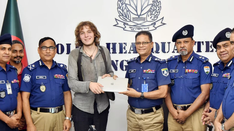 নাটোর থেকে চুরি হওয়া ল্যাপটপ ফিরে পেলেন জার্মান পর্যটক ক্রিল