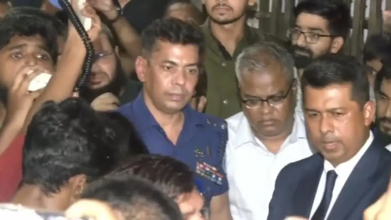 চুয়েটে না ফেরার শর্তে পুলিশি পাহারায় ক্যাম্পাস ছাড়লেন ভিসি