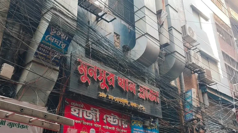 পুরান ঢাকায় মনসুর খান প্লাজায় আগুন: অগ্নিঝুঁকির ভয়াবহ চিত্র প্রকাশ্যে